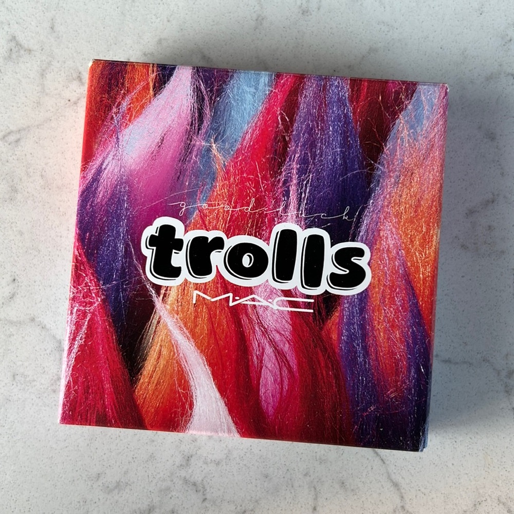 NIB Mac limited edition Trolls beauty powder in color GLOW RIDA 🍑